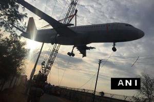 В Индии башенный кран рухнул на авиалайнер