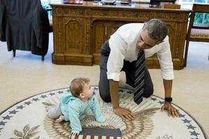 В сеть попали трогательные снимки президента США: Обама нянчится с 9-месячной дочкой Дженнифер Псаки