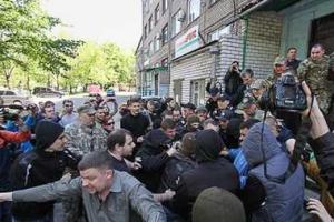 В Запорожье активисты устроили "горячий прием" лидеру Союза левых сил
