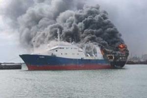 Уникальные кадры пылающего в Каспийском море российского танкера: идет спецоперация по тушению пожара