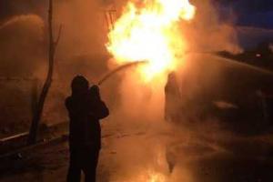 На Харьковщине спасатели боролись с масштабным пожаром: в частном гараже горело 10 т бензина