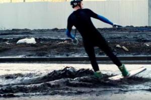 Житель российского Челябинска протроллил власти города, прокатившись на доске по уличной грязи