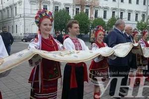 В Полтаве провели художественную акцию, создав цепь из тысячи полотенец