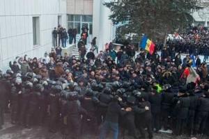 В Кишиневе в уличных столкновениях с протестующими пострадали 43 полицейских
