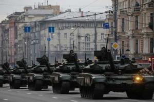 В центре Москвы провели ночную репетицию Парада Победы