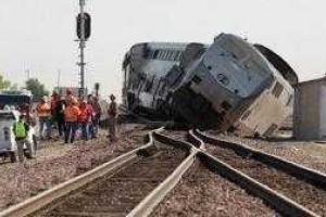 В США пассажирский поезд сошел с рельсов и столкнулся с автобусом: есть жертвы 