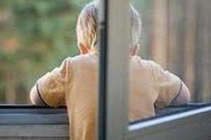 В Мариуполе из окна пятого этажа выпал малолетний ребенок: медики спасают жизнь мальчика