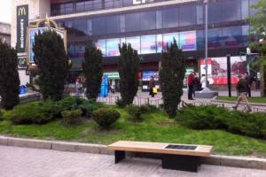 На Крещатике в Киеве появилась лавочка на солнечных батареях с зарядкой для смартфонов