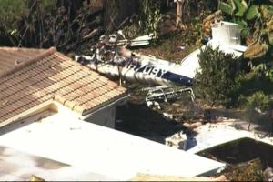 В США легкомоторный самолет потерпел крушение и рухнул на жилой дом