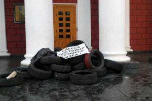 В ответ на ночное нападение, активисты в Одессе заблокировали все входы в здание городской мэрии
