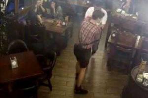 Пользователи соцсетей просят наградить официанта из Донецка, не испугавшегося наглого брата главаря "ДНР"