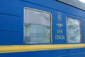 ЧП в поезде "Киев-Мариуполь": военный пытался совершить суицид, вскрыв себе вены