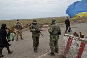 Ситуация на КПВВ на линии разграничения критическая: огромные очереди, движение слабое, люди ночуют в степи