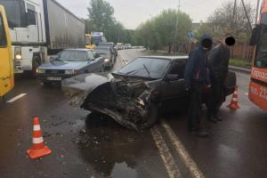 В ДТП во Львове столкнулись три авто и маршрутный автобус: серьезно пострадал водитель легковушки