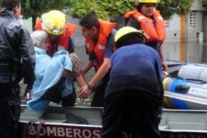 На Аргентину обрушились проливные дожди: людей эвакуируют из-за сильного наводнения