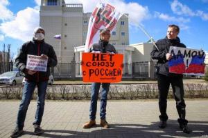 В Минске активисты провели пикет у стен российского посольства против союза с РФ