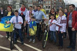 В Амстердаме провели флешмоб в поддержку укроевроинтеграции: Климкин принял участие в велозабеге