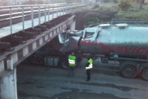Во Львове габаритный бензовоз намертво застрял под мостом