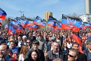 В оккупированном Донецке для "красивой картинки" российских СМИ на "праздник" согнали студентов и бюджетников 