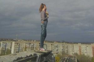 Фатальный экстрим подростков: в Стаханове школьница упала с 9-этажки