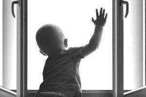 Малыш, выпавший из окна пятого этажа в Мариуполе, находится в тяжелом состоянии, но не безнадежный - медики