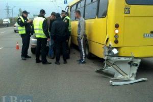 В центре Киева пьяный опер за рулем "Volkswagen" разбил попутную иномарку и врезался в автобус