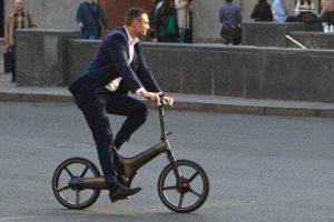 Киевляне стали свидетелями велосипедных "трюков" мэра города: Кличко грохнулся с электробайка