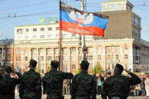 Боевики "ДНР" готовятся к параду: население на торжество будут заманивать продуктовыми наборами