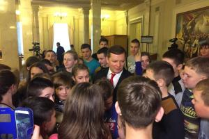 Ляшко устроил "фотосессию" со школьниками, пришедшими в Верховную Раду на экскурсию