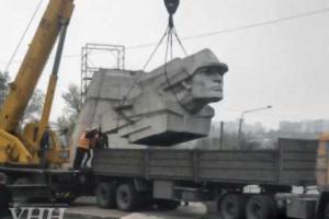 В центре Запорожья с постамента демонтировали "комсомольский" памятник