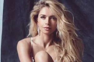 Вера Брежнева поделилась с поклонниками снимком на фоне своего роскошного автомобиля