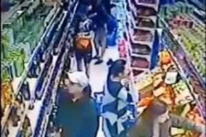 В Днепропетровске футбольные фанаты избили охранника и ограбили супермаркет "АТБ"