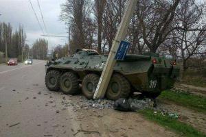 В Крыму на трассе "Симферополь–Ялта" российский БТР не разминулся со столбом