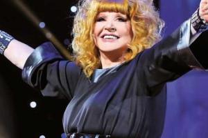 Примадонна российской эстрады Алла Пугачева принимает поздравления с днем рождения