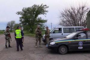 Из-за серии взрывов на Херсонщине, на въезде в Геническ силовики установили блокпост
