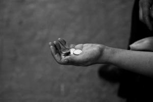 На Донетчине полиция задержала горе-мать, которая занималась попрошайничеством вместе с 5-летней дочерью