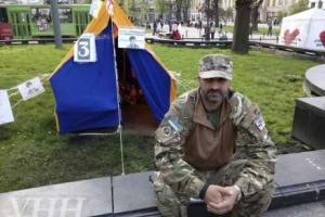 Житель Львова объявил голодовку в поддержку Савченко: волонтер живет в палатке в центре города 