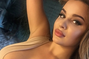 Модель Анастасия Квитко не уступает пышными формами светской львице Ким Кардашьян