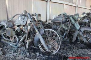 Под Винницей ночью взломали и подожгли ангар с мотоциклами и тракторами: склад выгорел дотла