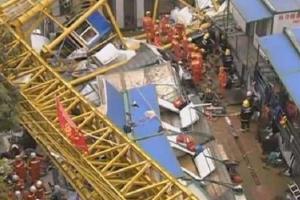 В Китае строительный кран рухнул на общежитие с рабочими: есть жертвы