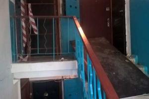 В Белой Церкви в жилом доме ночью прогремело два взрыва: пострадал 1 человек, подъезд остался без окон