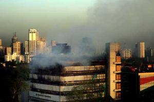 В Дели при тушении масштабного пожара пострадали два спасателя