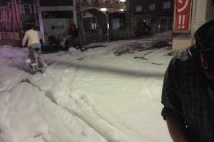 Японцы в шоке: после землетрясения улицы города Фукуока заполнила пена