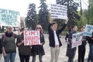 Под ВР собрались активисты двух противоборствующих лагерей: митингуют против однополых браков и гомофобии
