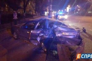 В Киеве пьяный водитель на джипе протаранил три легковушки и вылетел на рельсы скоростного трамвая