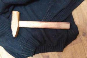 В Мариуполе два приятеля напали с молотком на прохожего, соблазнившись серебряной цепочкой