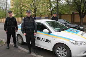 В Кривом Роге полиции пришлось утихомиривать пьяного мужчину, рвущегося с ножом в закрытую аптеку