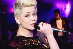 Телеведущая из Казани, спевшая о Путине, попросила Шнурова взять ее в "Ленинград"