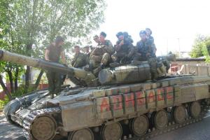 Борьба за трезвость: казаки "ЛНР" вынесли весь алкоголь из магазина и "расстреляли" из танка продавщицу