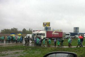 В Киеве люди, назвавшие себя участниками АТО, парализовали движение на Окружной дороге